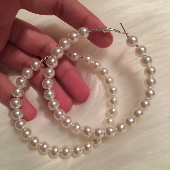 Jumbo Pearl Hoop Earrings - Picture 4 of 8